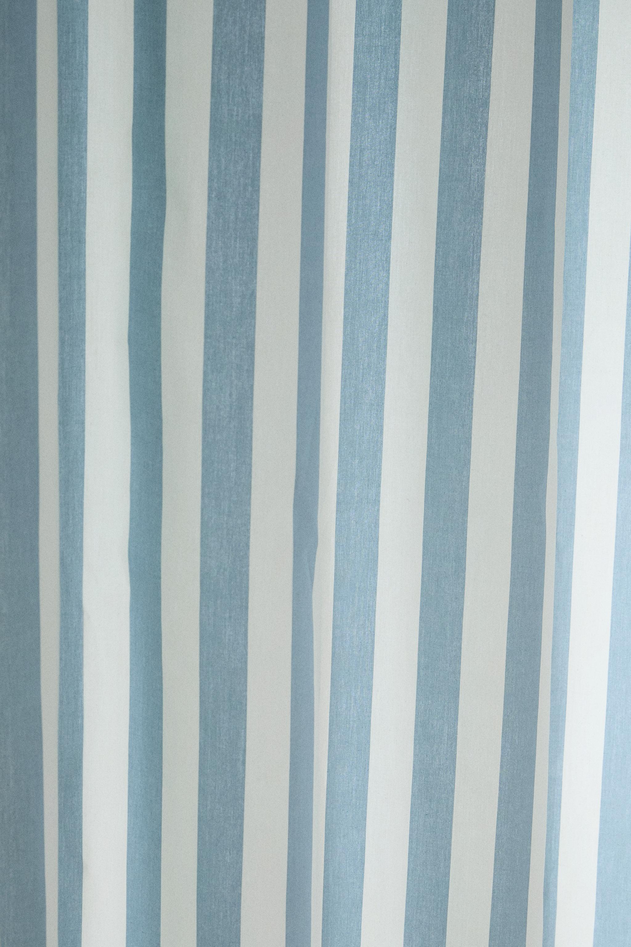 STRIPED SHOWER CURTAIN